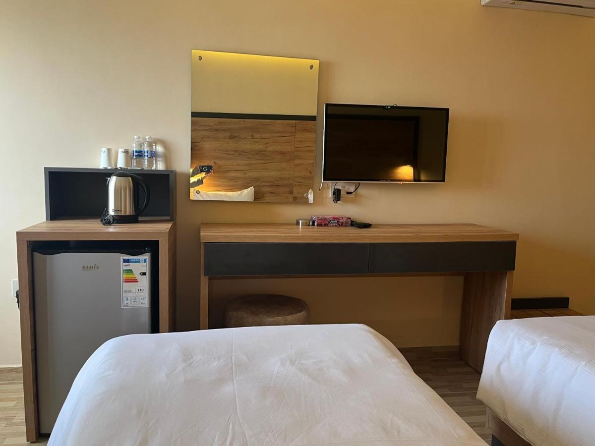 The Palm Hotel Акаба Экстерьер фото